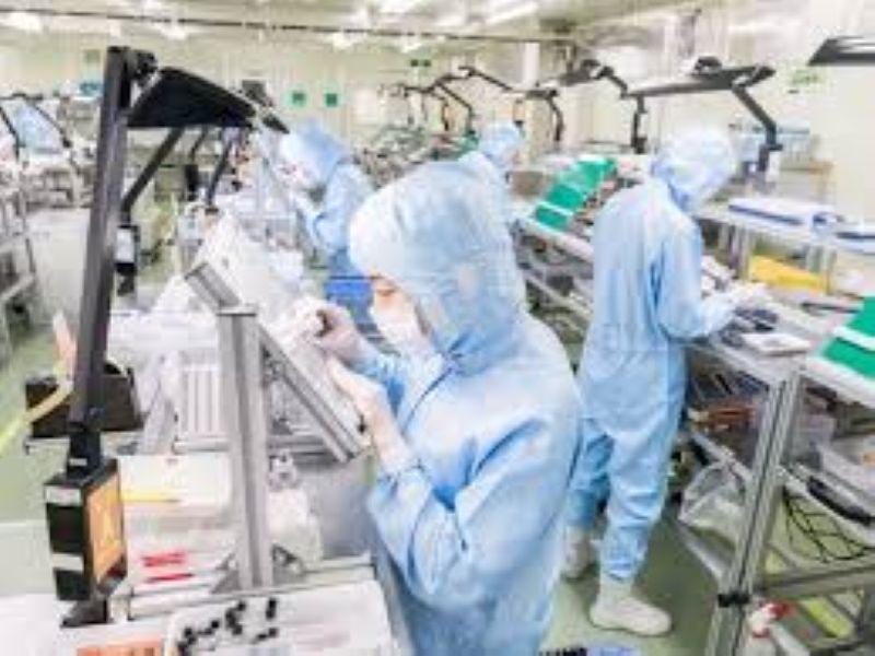 増産に伴う小物部品の製造スタッフ