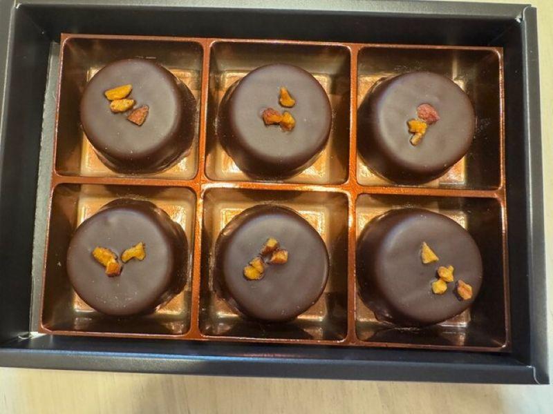 お土産で有名なお菓子工場でのチョコレートの梱包業務
